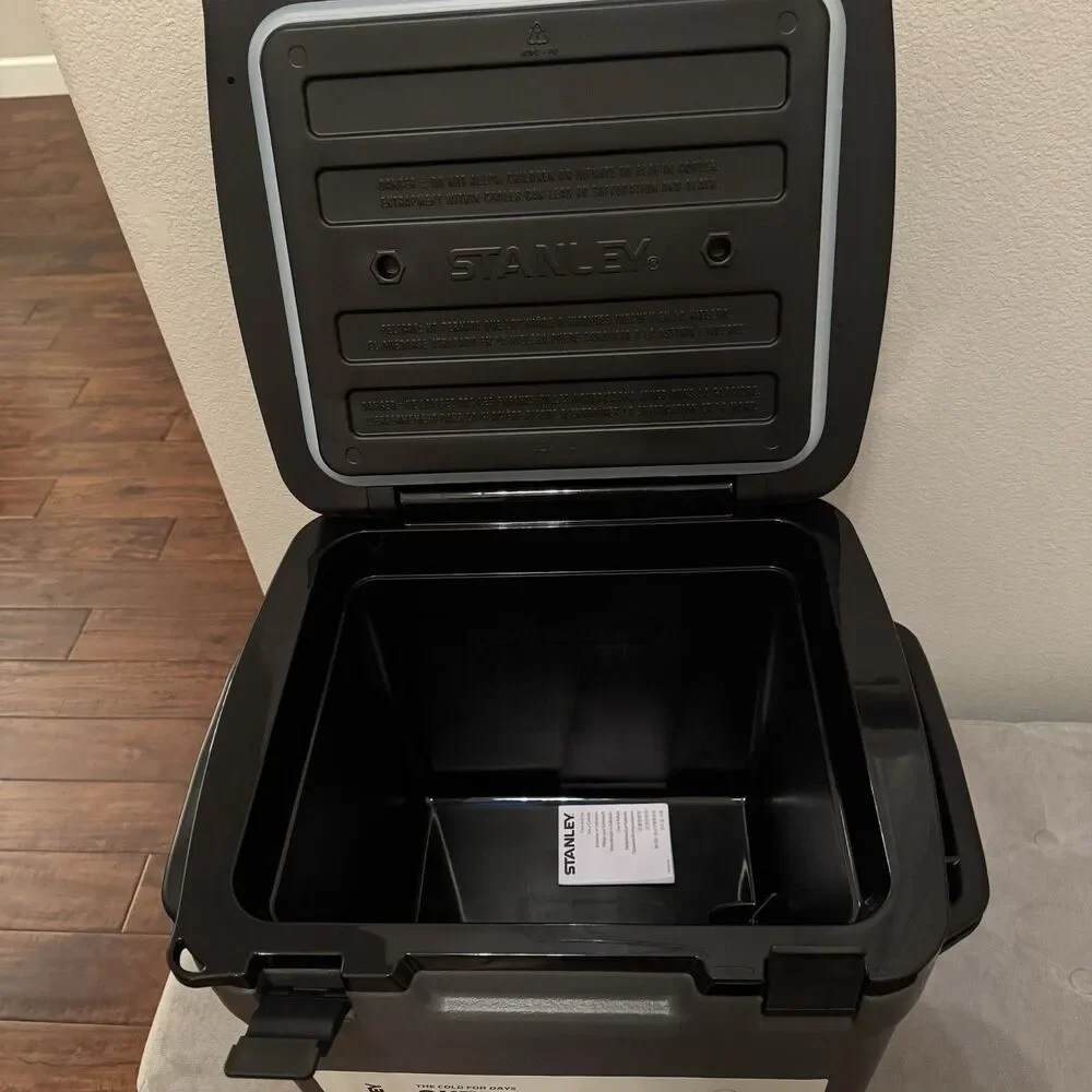 Stanley Cold-For-Days 30qt | 28.3L Hard-Sided Cooler - Picture 8 of 10